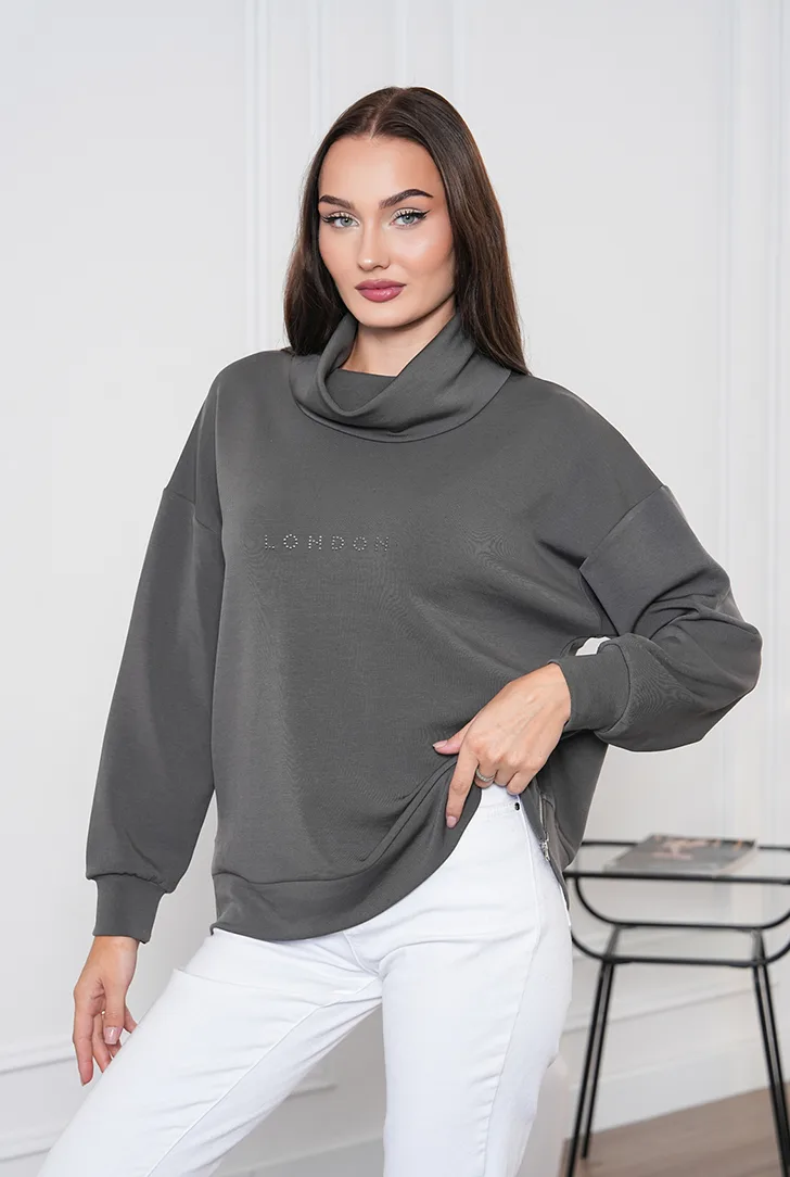 Taş Yazı Detaylı Degaje Yaka Sweatshirt